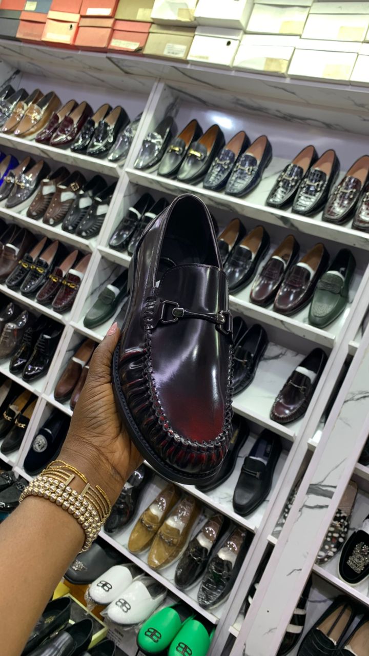 Tod’s Luxury Leather Loafers – Classic Black & Wine